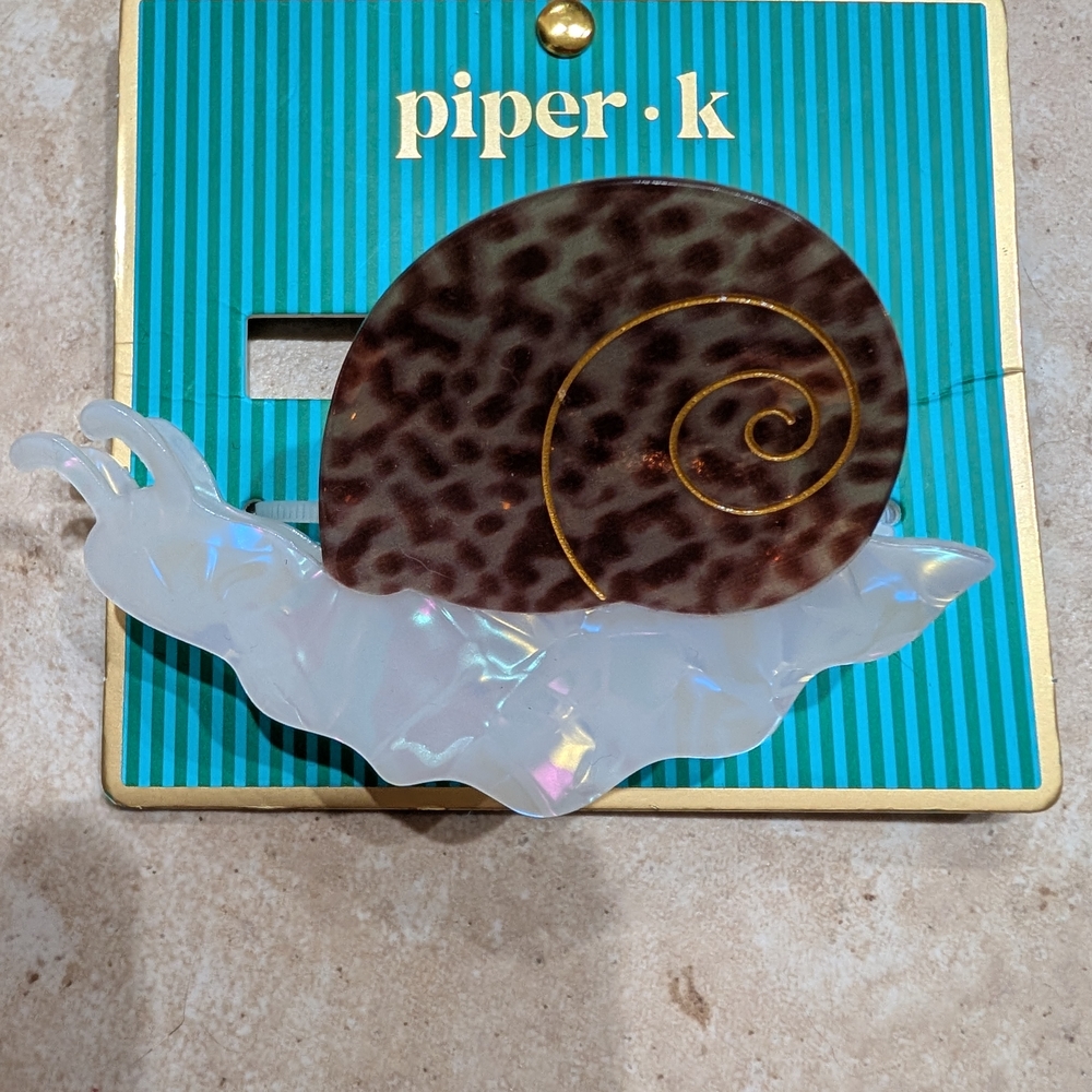 Piper K Brown and White Snail Hair Clip
